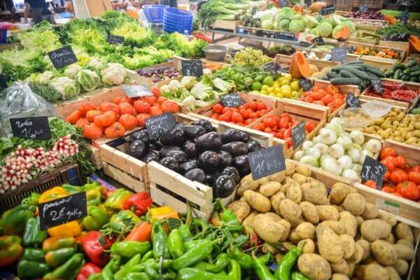 Picture of a grocery produce section for frugal living tips on grocery shopping