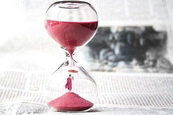 Picture of a hourglass to help you set goals.