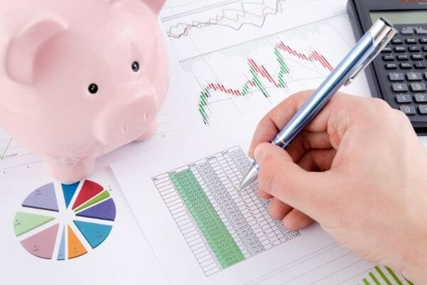 Picture of numbers, graphs, calculator and saving pig for all of the examples you can use a saving money chart.
