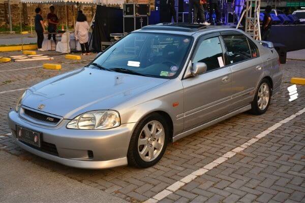 Picture of a honda accord as one of the best beater cars.