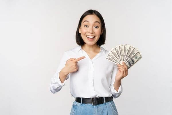 Picture of Person excited who decided to invest $100 to make $1000 a day.