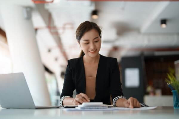 Picture of a lady working on how to FI and create a plan.