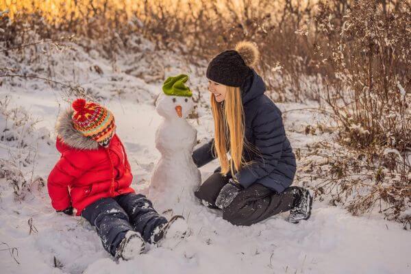 Picture of a snowman for outdoor city attractions to do on Christmas day