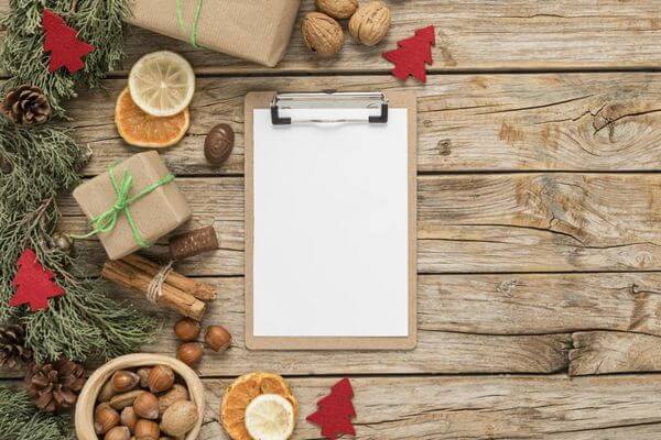 Image of a clipboard with a blank page to write Christmas bucket list.