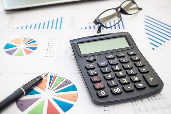 Picture of a calculator and graphs for which type of payment is best for sticking to a budget?