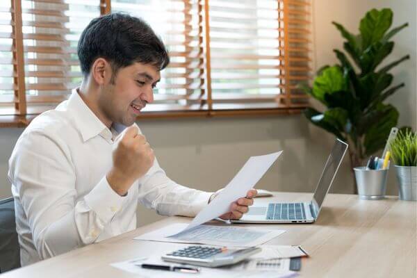 Picture of someone working for how many weeks do you work in a year.