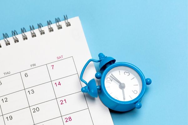 Picture of a clock and calendar for how many hours is a 40 hour work week in a month.