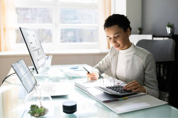 Picture of a lady working and dreaming about why I don't want to go to work.