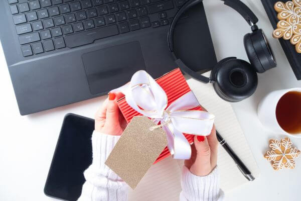 Picture of a computer and Christmas present