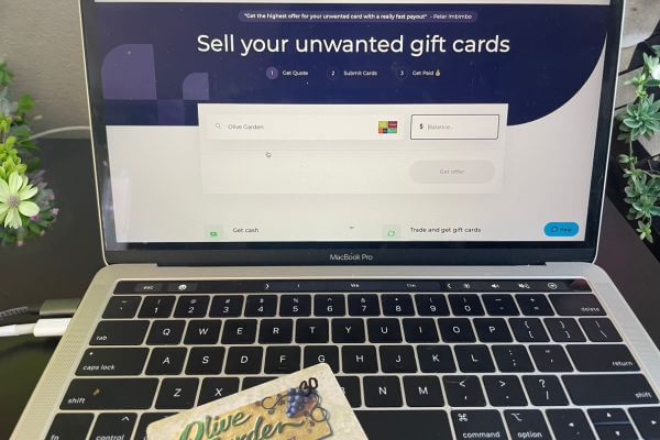 Picture of my laptop and gift card for my cardcash review