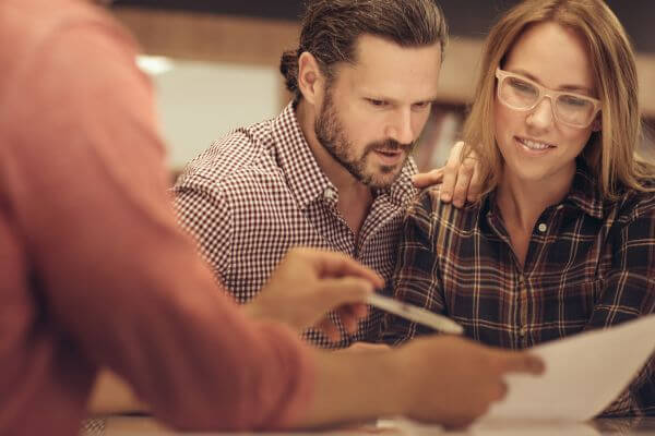 Picture of the lover and a consultant explaining something in the form.