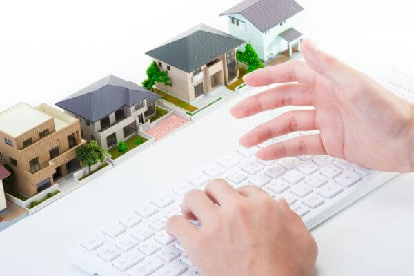 Image of a man hand typing and searching for the size and type of housing recommendation.