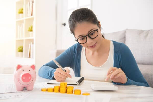 Image of the woman setting her financial needs for the unexpected expenses may happened.