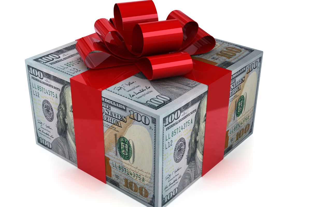 Image of the customized money gift box ideas for graduates.