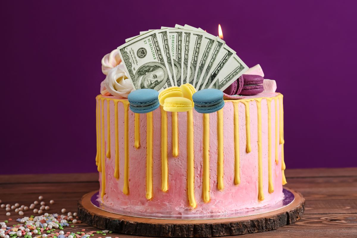 The picture shows the money cake ideas to give to graduates.
