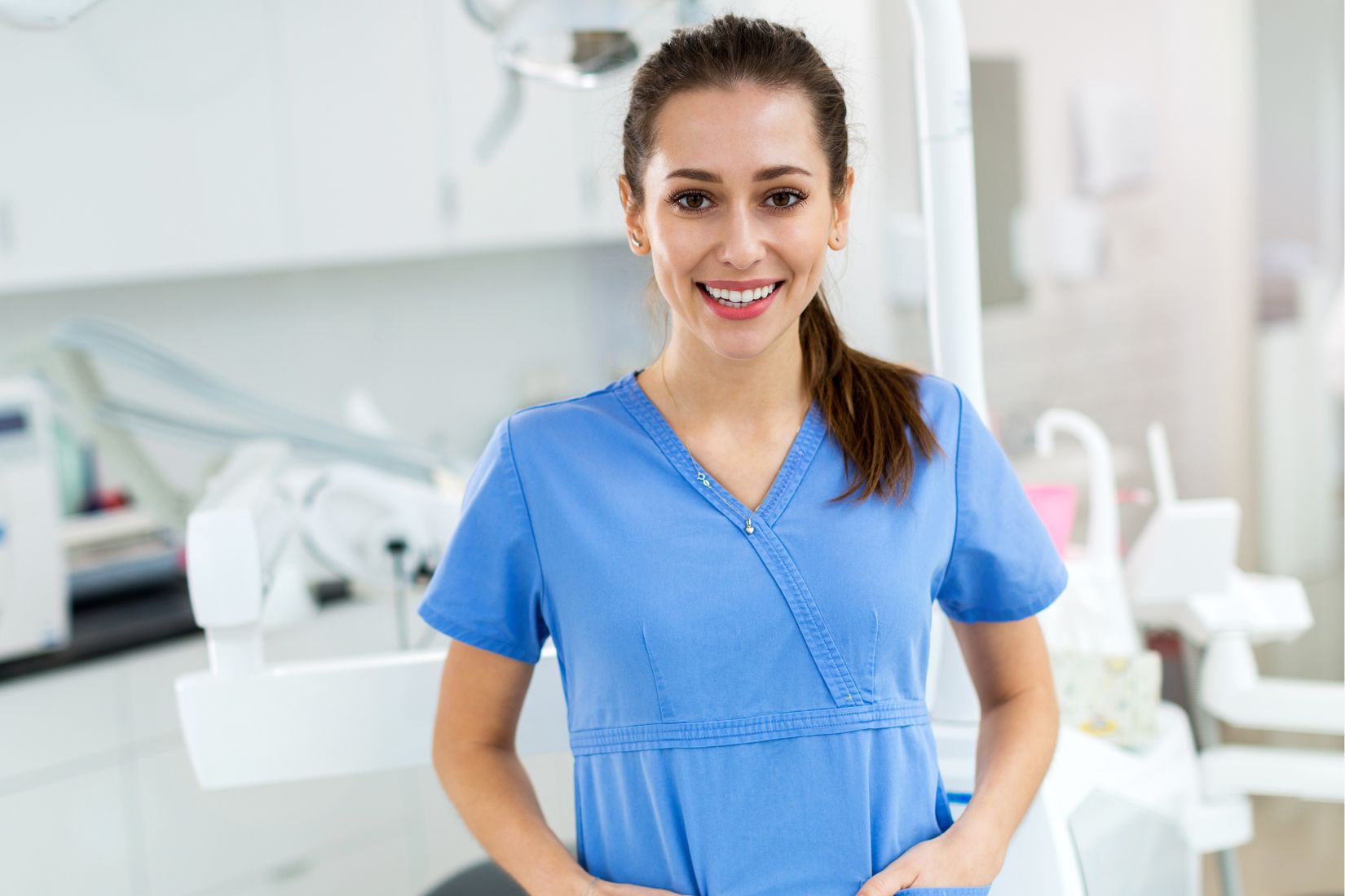 Imagem de um higienista dental.