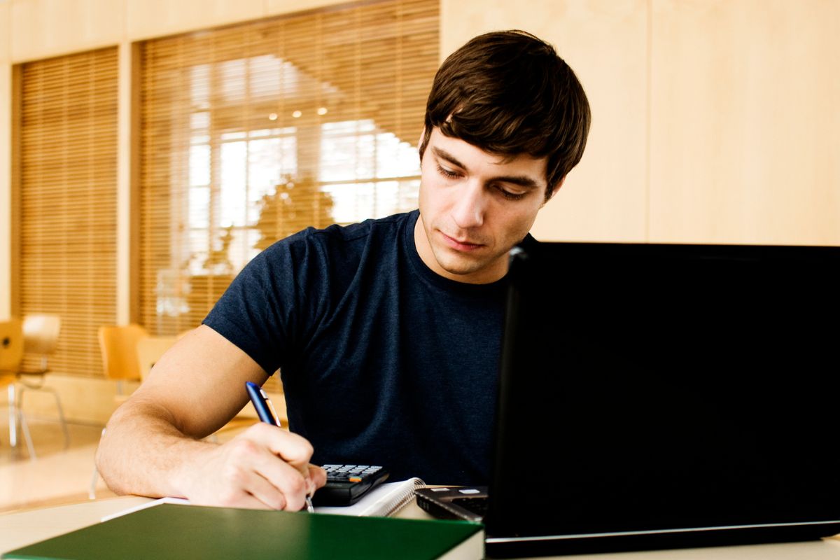 Foto de um aluno encontrando maneiras de ser pago para ir à escola online.