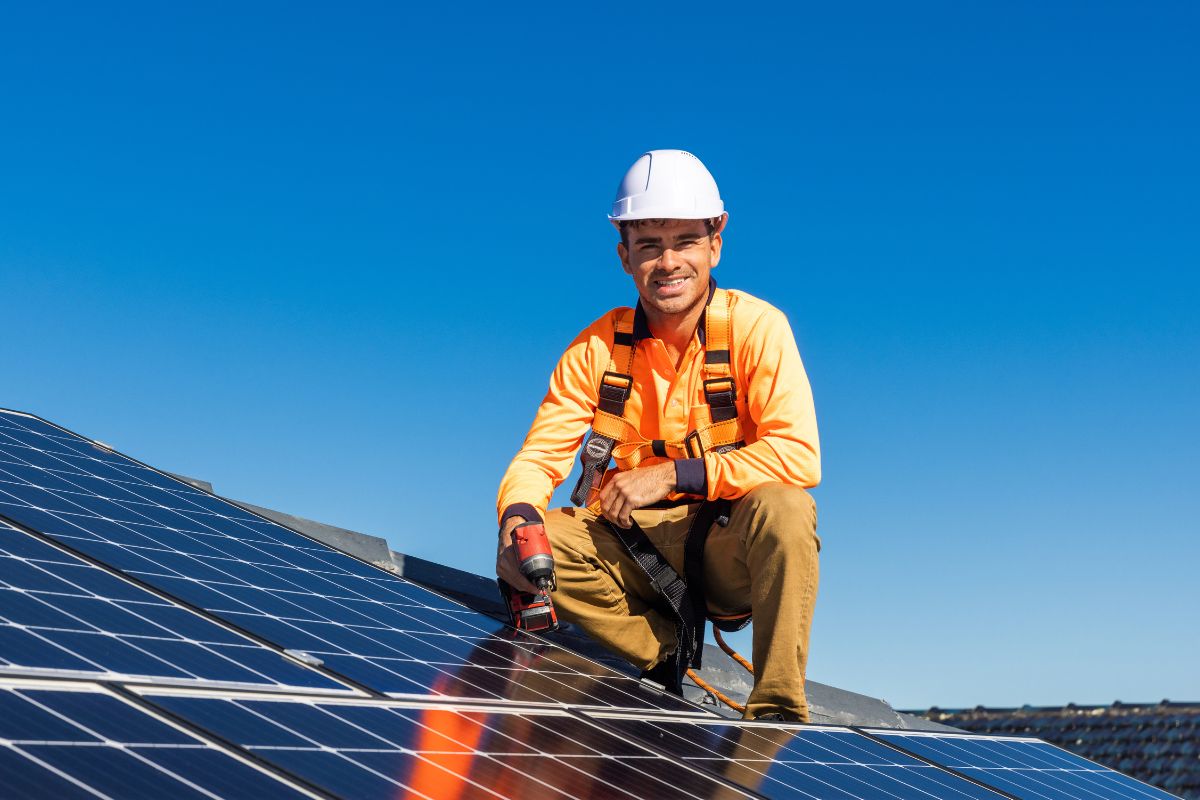Foto de um instalador solar.