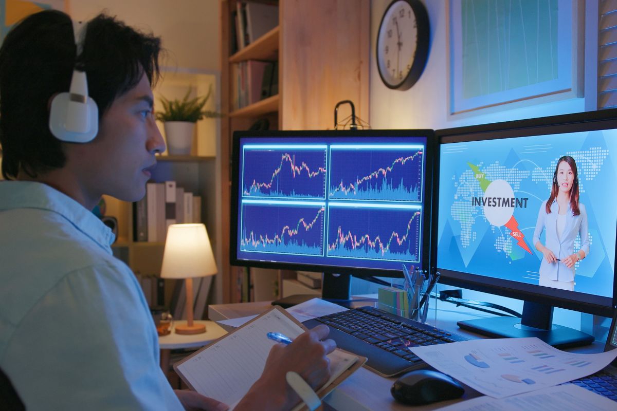 A imagem mostra um jovem aprendendo a investir online.