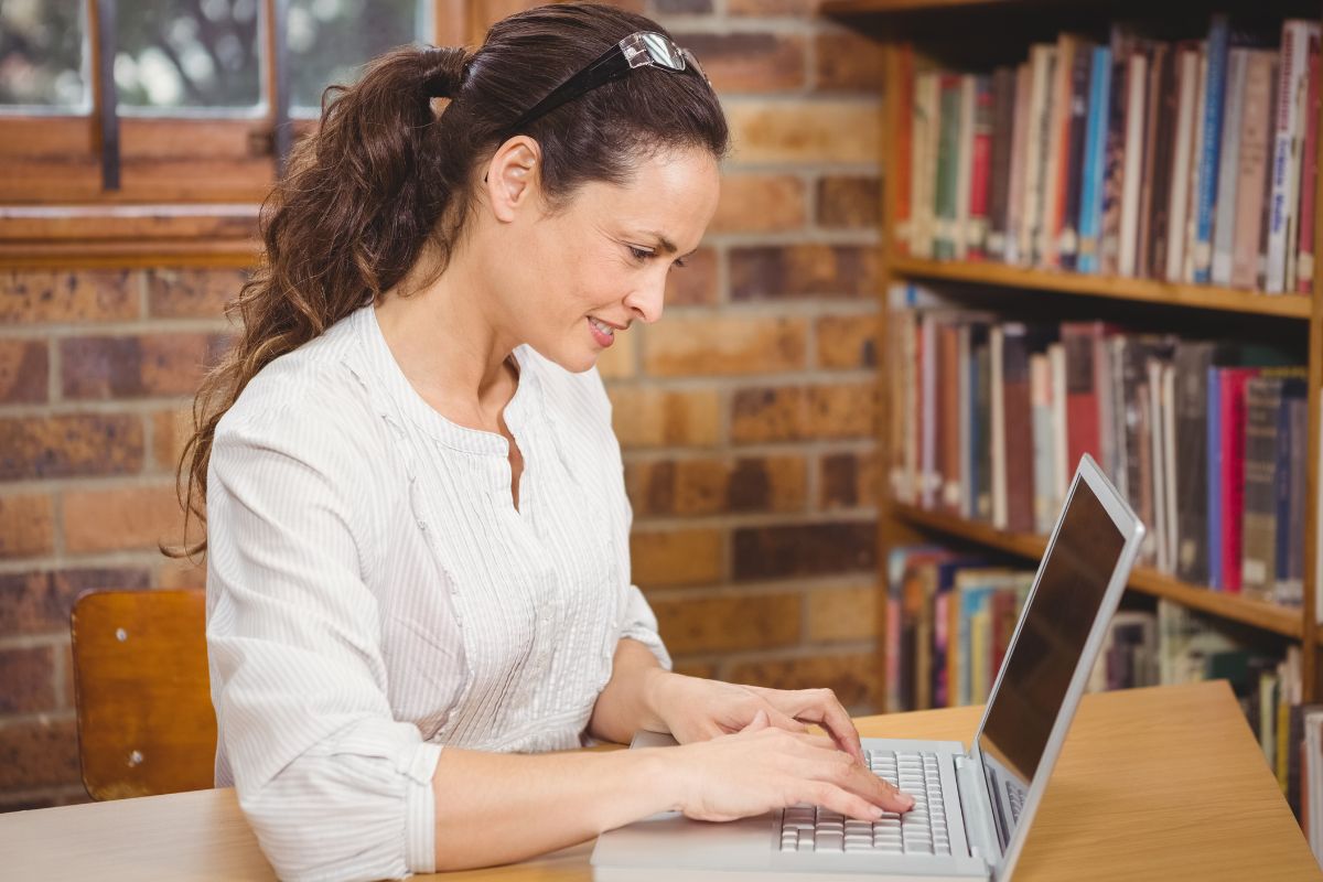 Imagem de um professor revendendo seu currículo online.