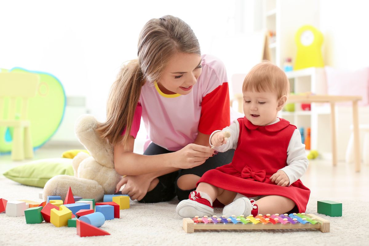 A imagem mostra uma mulher babá do bebê.