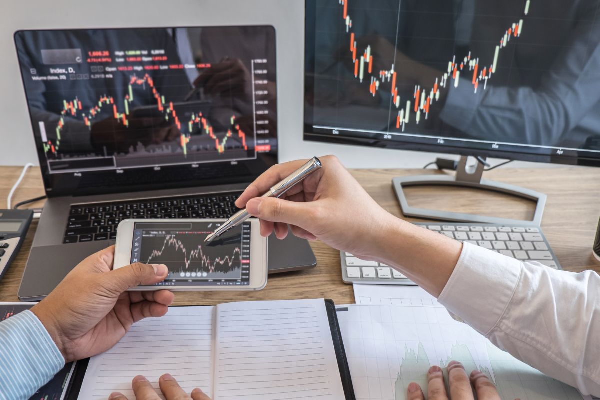 The picture shows men trading stocks.