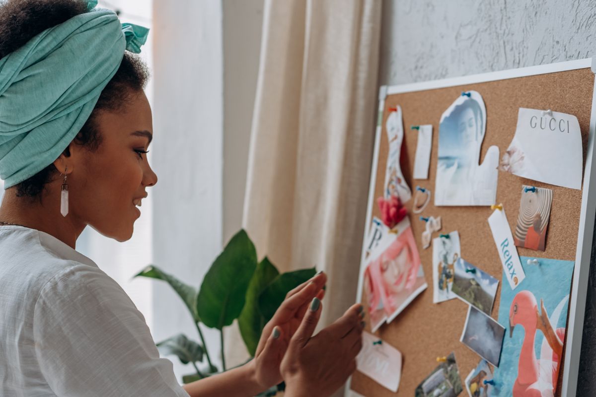 Une image d'une femme regardant son tableau de vision.