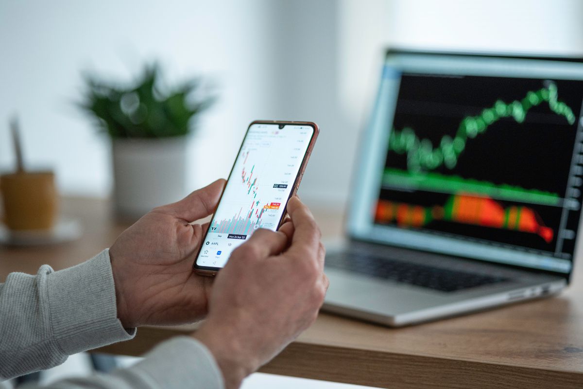 Image of a man's hand learning the stock market.