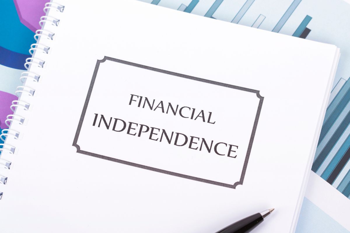 Un carnet avec le mot indépendance financière.