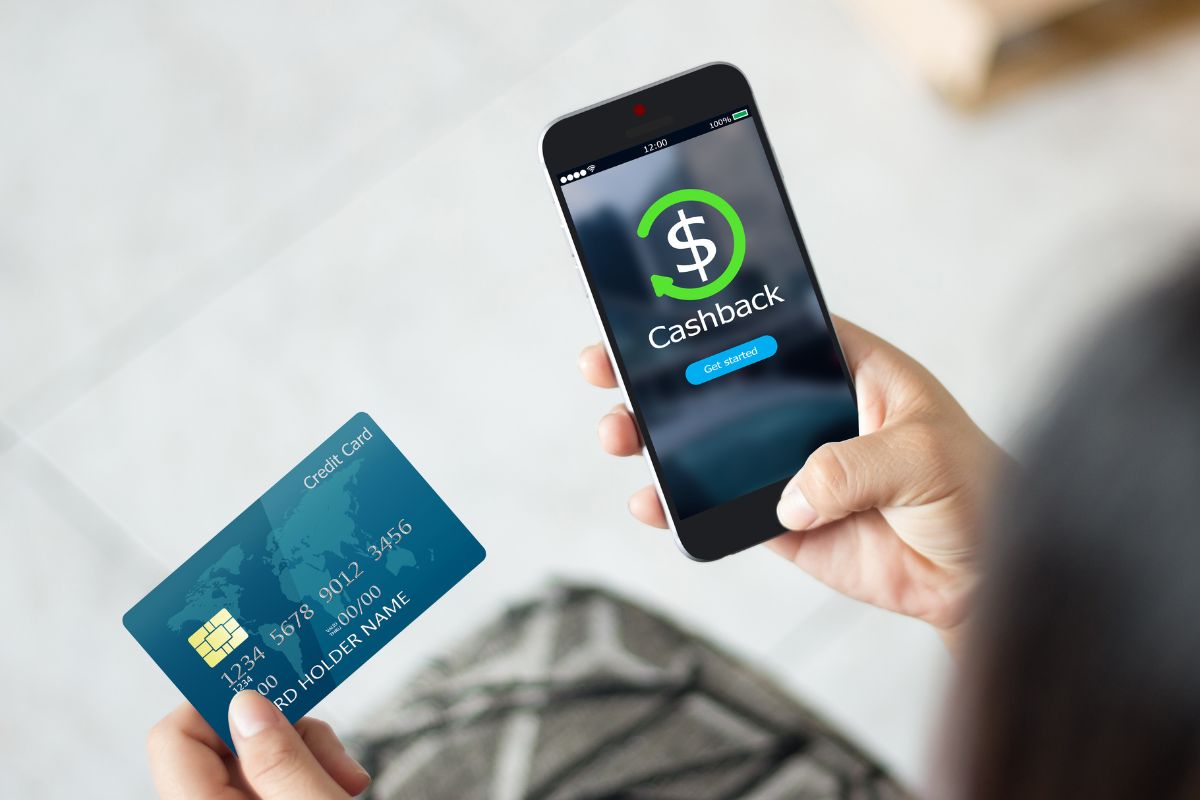 Picture of a woman using a cashback.
