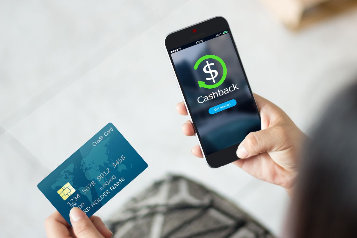 Image of a woman's hand using a cashback app.