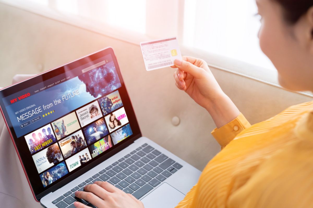 A imagem mostra uma mulher usando uma assinatura.