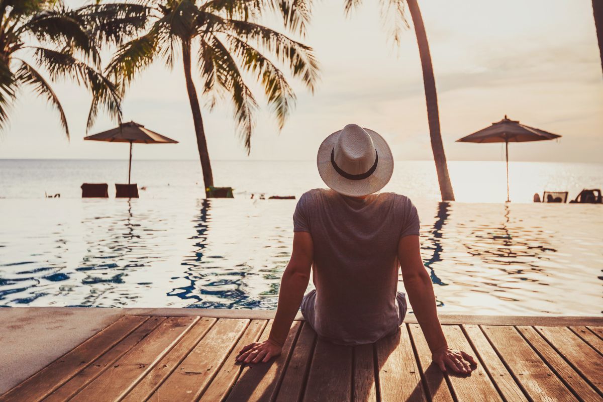 Imagem de um homem de férias.