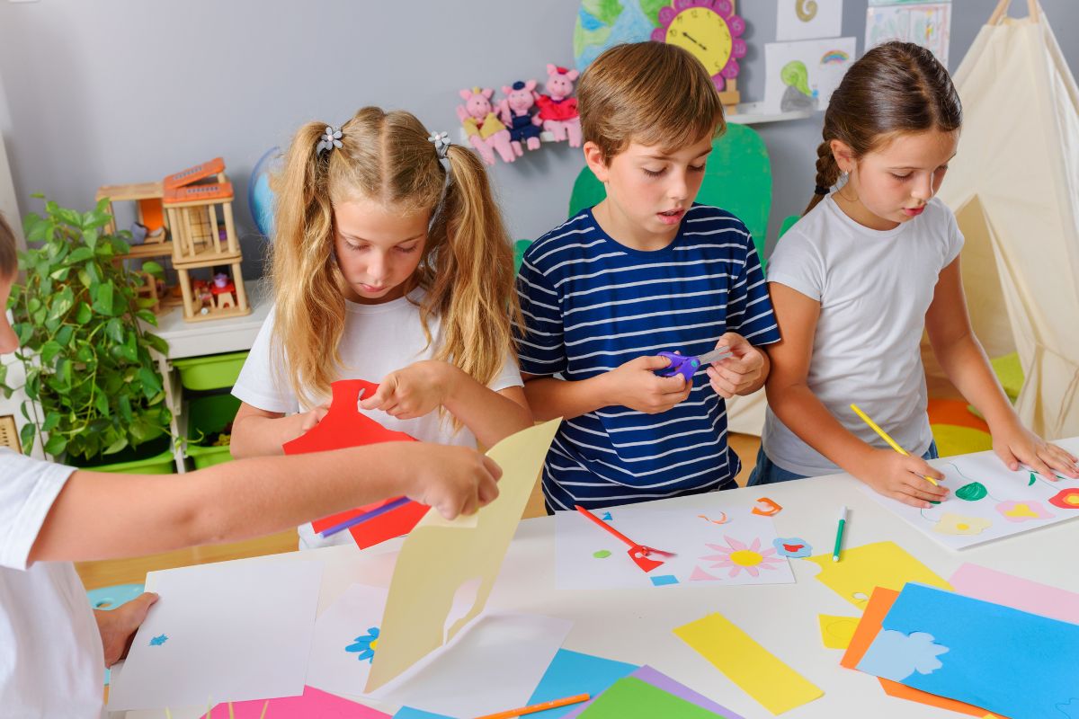 Foto de crianças fazendo obras de arte.