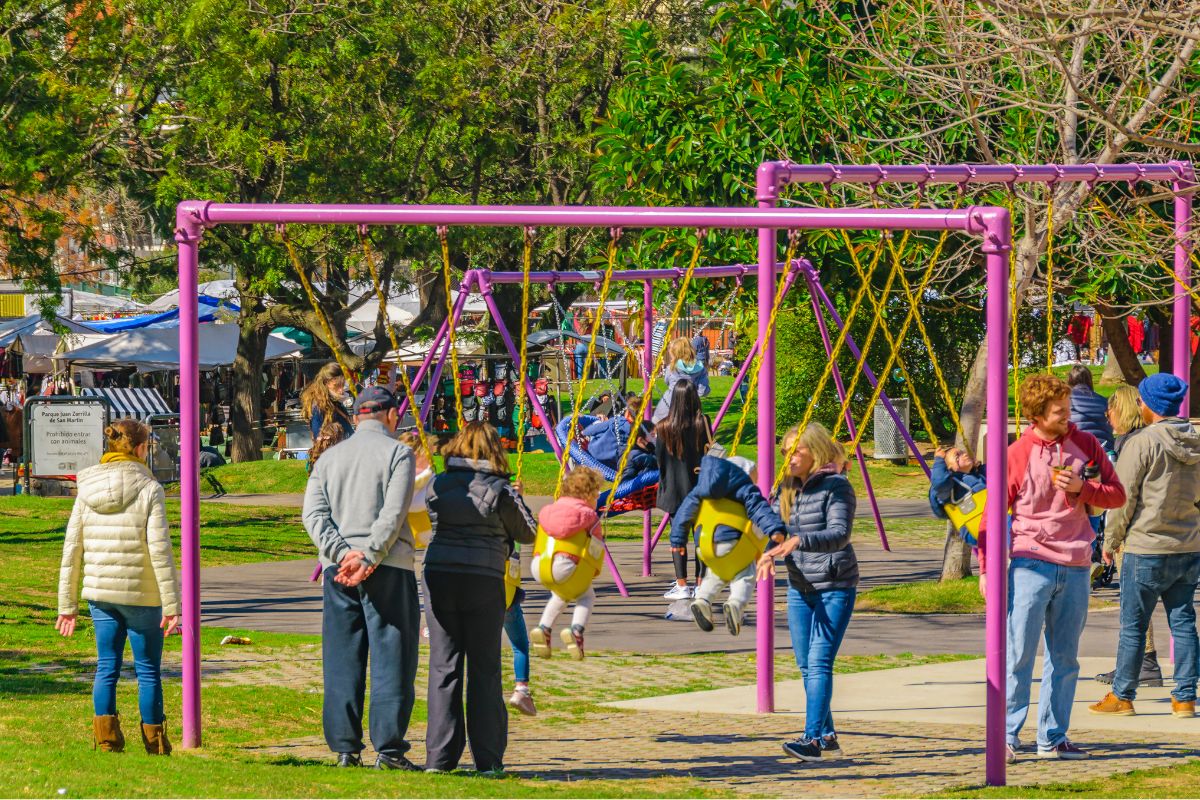 A foto de pessoas curtindo o parque