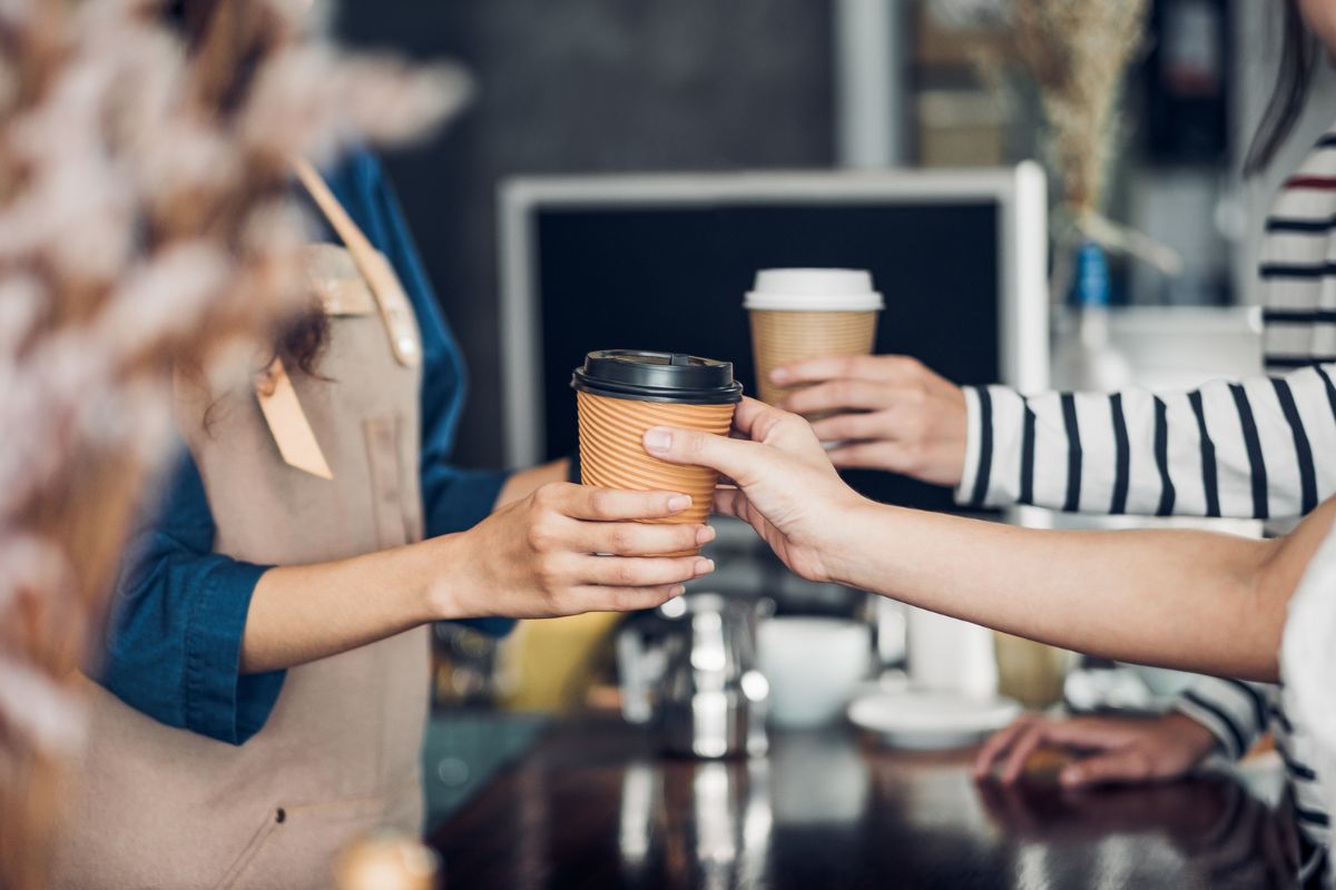 A imagem mostra aos clientes que compram café.