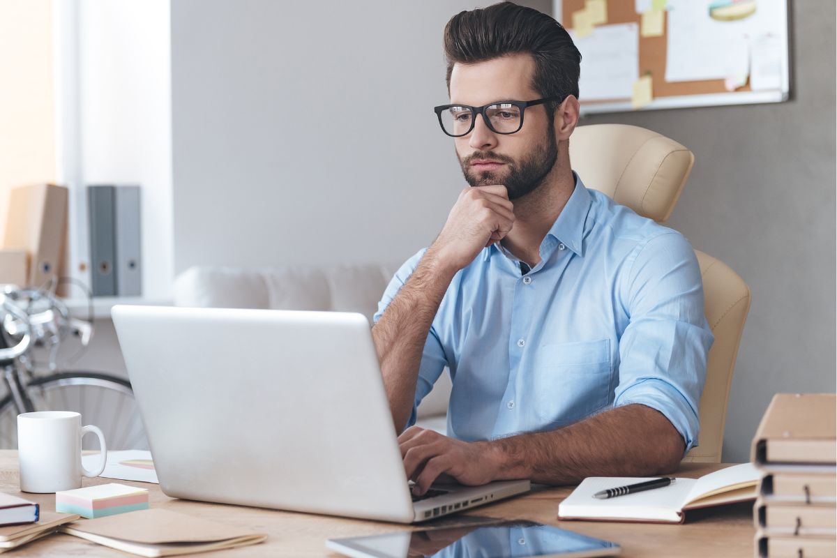 Image d'un homme au travail.