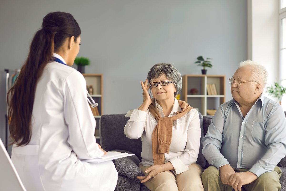 Photo d'un couple de seniors consultant leur médecin.