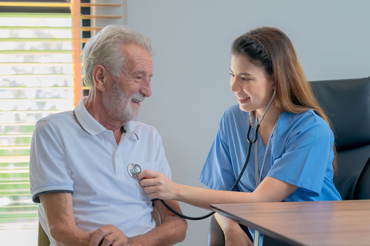 Image d'un homme âgé consultant un médecin.
