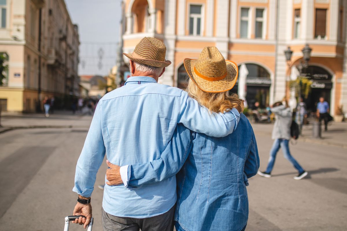 Image d'un couple de seniors en voyage.