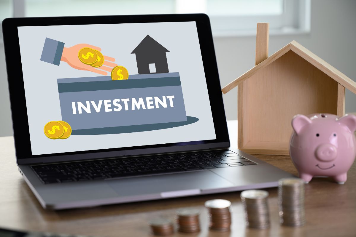 The picture shows a laptop with an investment display.