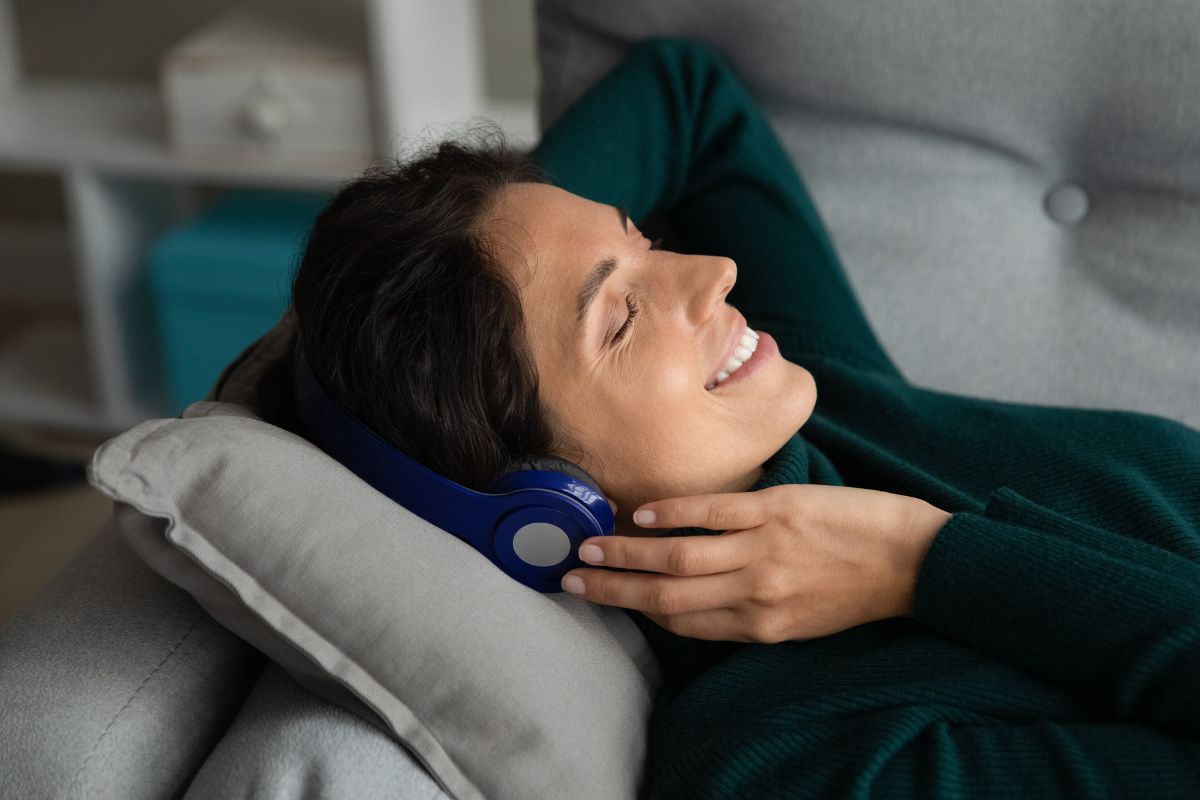 Uma mulher ouvindo a música e reduzindo o estresse.