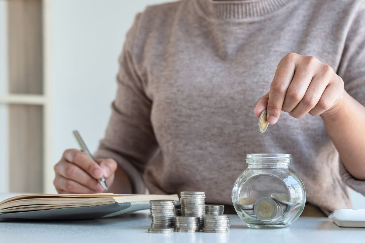 Uma mulher se preparando para despesas inesperadas.