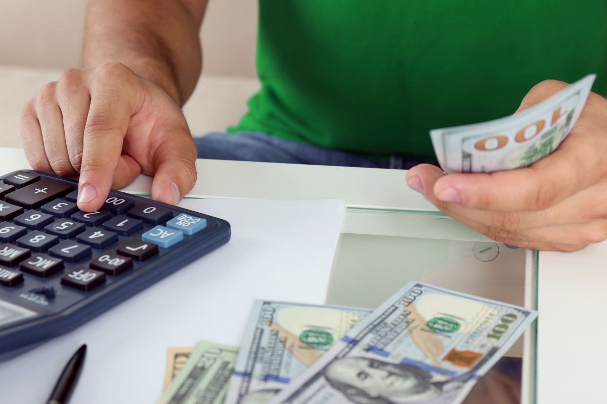 Imagem de um homem orçando dinheiro.