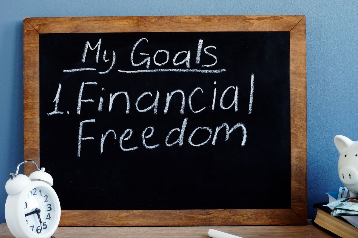 Imagem de um conselho com redação da liberdade financeira.