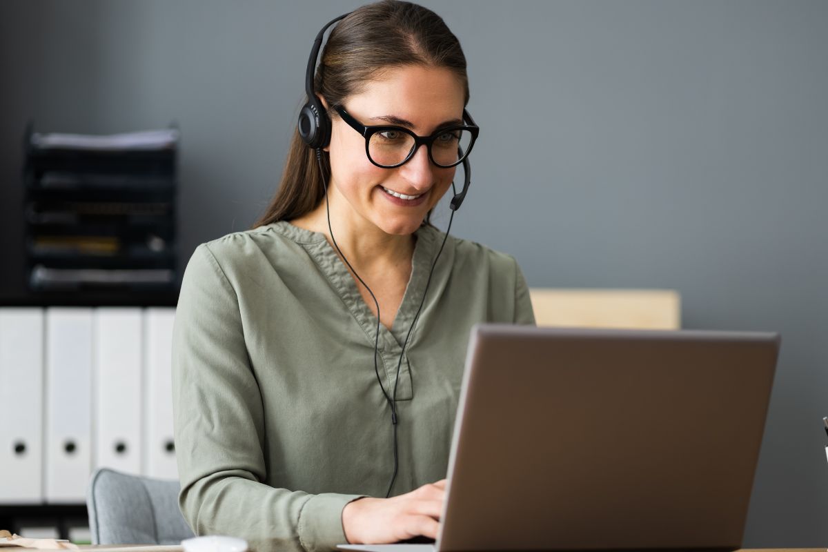 Picture of a woman working as a virtual assistant.