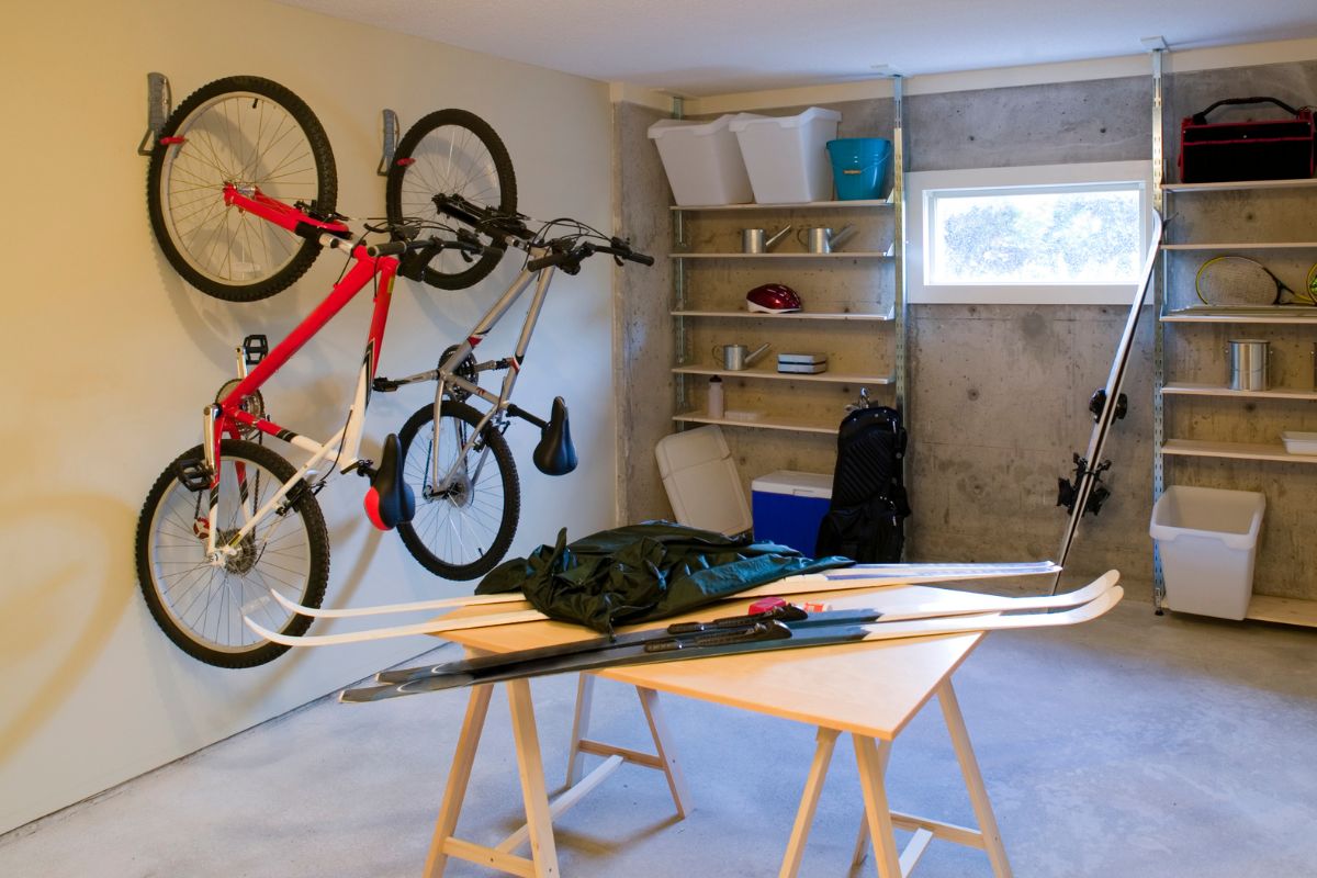 Photo d'une chambre de stockage avec peu d'objets.