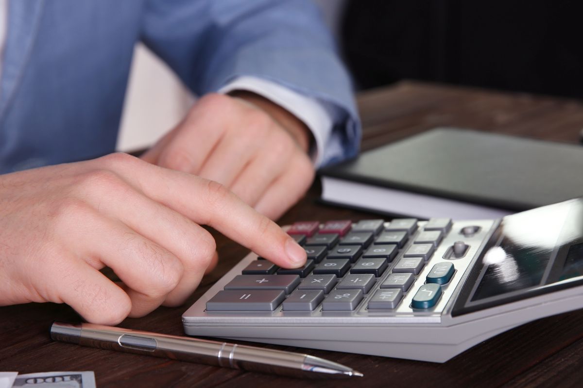 Image of a man's hand calculating.