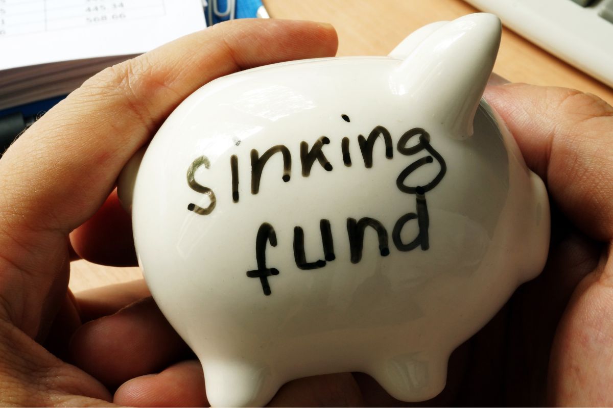 Image of a man's hand holding a sinking fund.