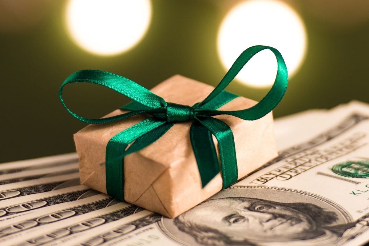 Image of money and gift.
